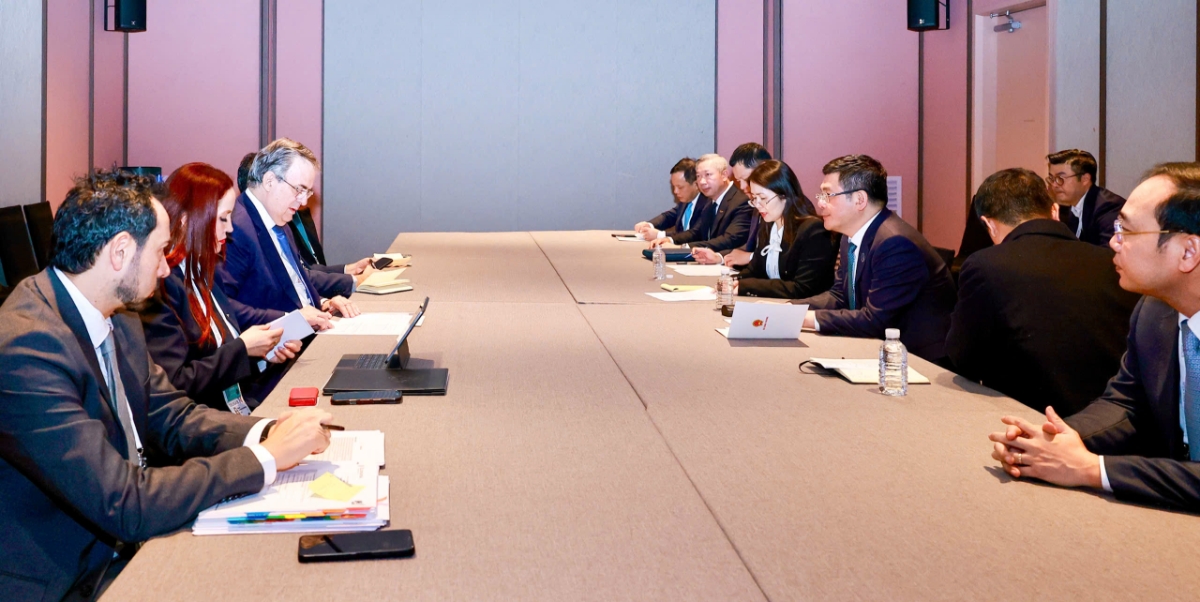 Bộ trưởng Bộ Công Thương Nguyễn Hồng Diên đã có buổi làm việc song phương với Bộ trưởng Kinh tế Mexico Marcelo Ebrard Casaubon.