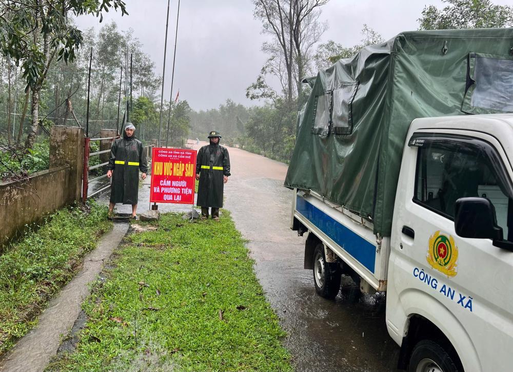 Lực lượng Công an xã Cẩm Duệ cắm biển cảnh báo, dựng rào chắn tạm thời và hướng dẫn người dân không di chuyển qua những khu vực nguy hiểm.