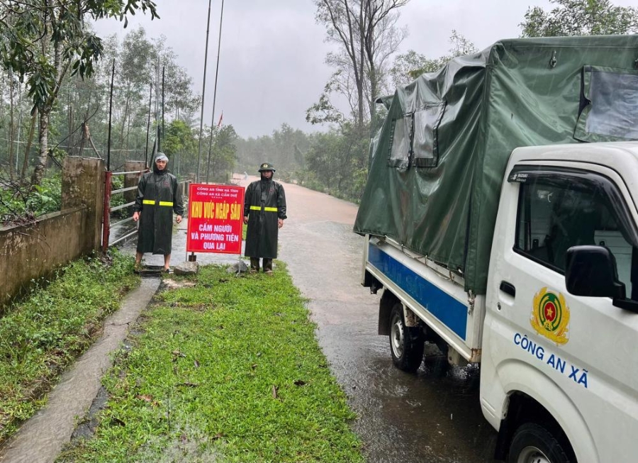 Lực lượng Công an xã Cẩm Duệ cắm biển cảnh báo, dựng rào chắn tạm thời và hướng dẫn người dân không di chuyển qua những khu vực nguy hiểm.