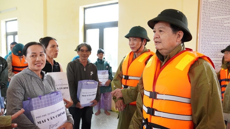 Phó thủ tướng Mai Văn Chính thăm hỏi, động viên và tặng quà người dân vùng lũ