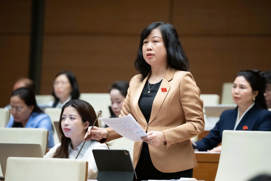 Bộ trưởng Bộ Y tế Đào Hồng Lan giải trình, làm rõ ý kiến các đại biểu quan tâm trước Quốc hôi. Ảnh: Quốc hội.