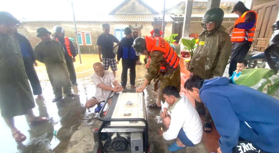 Công an phường Phú Bài chuẩn bị máy phát điện để triển khai mô hình “Sạc điện thoại lưu động”