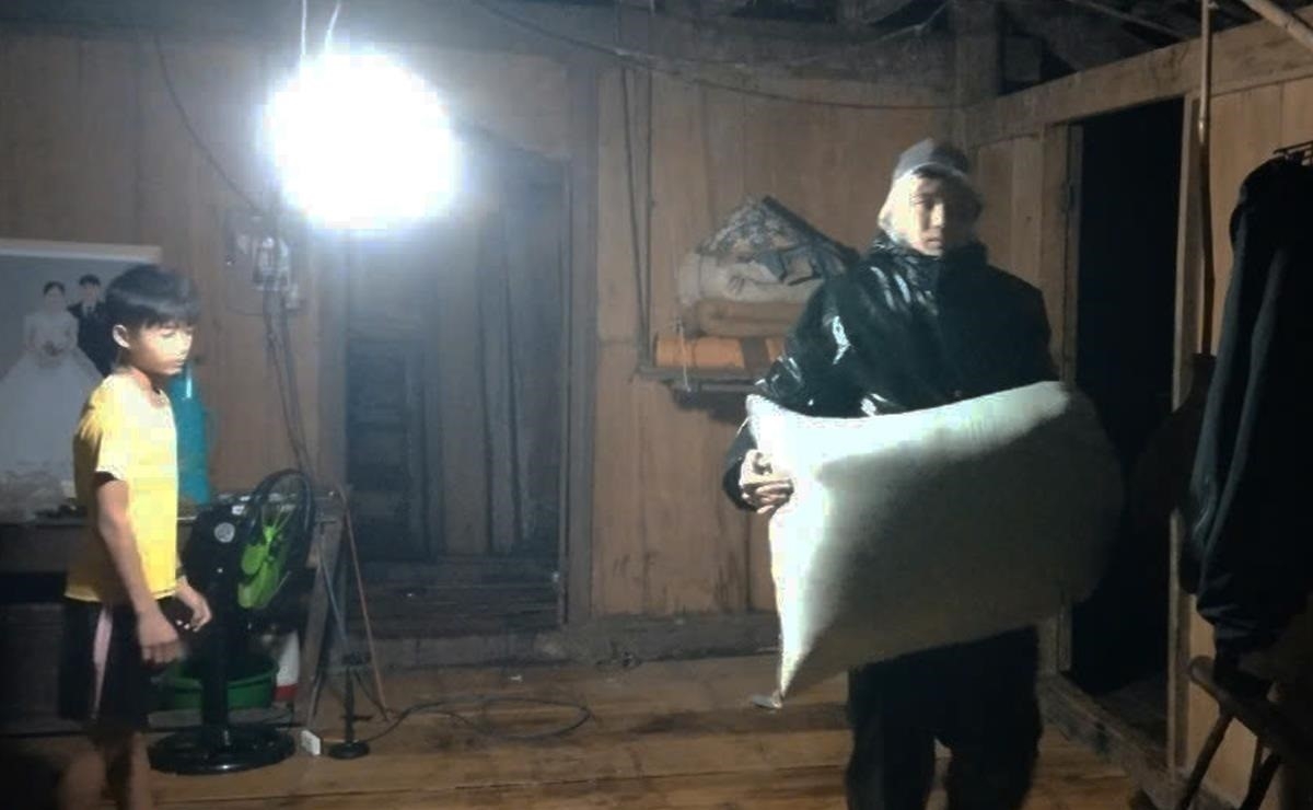 Cán bộ, chiến sĩ Đồn Biên phòng Ba Nang hỗ trợ nhân dân khu vực nguy hiểm di dời đến nơi an toàn.&nbsp;