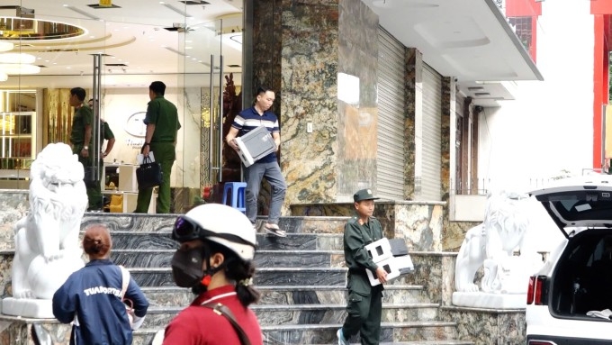 Công an khám xét một công ty của Hoàng Hường trên phố Dịch Vọng Hậu, Hà Nội