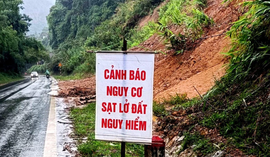 Nhiều tuyến đường giao thông có nguy cơ sạt lở cao, nguy hiểm do mưa lớn kéo dài.