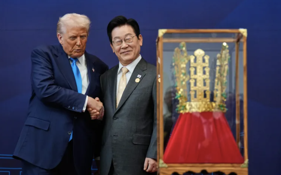 Tổng thống Mỹ Donald Trump (trái) và Tổng thống Hàn Quốc Lee Jae Myung trong cuộc gặp ngày 29/10 - Ảnh: AP.