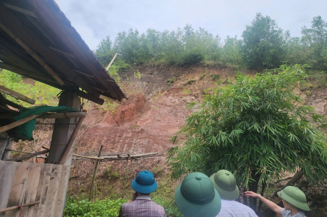 Kiểm tra tình hình sạt lở gần khu dân cư