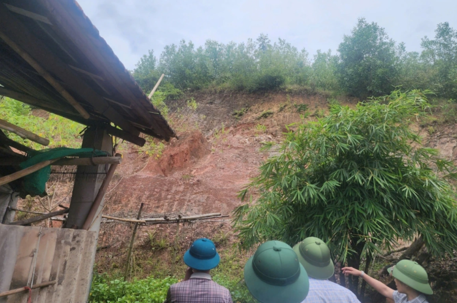 Kiểm tra tình hình sạt lở gần khu dân cư