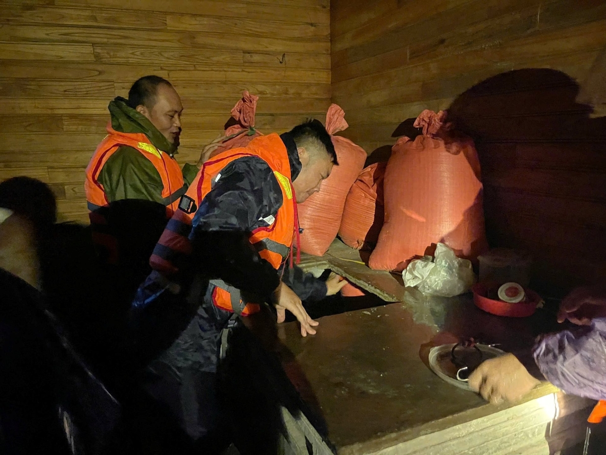 Mưa lớn gây ngập lụt cục bộ khiến người dân không kịp trở tay, lực lượng công an phải xuyên đêm giúp nhân dân ứng phó.