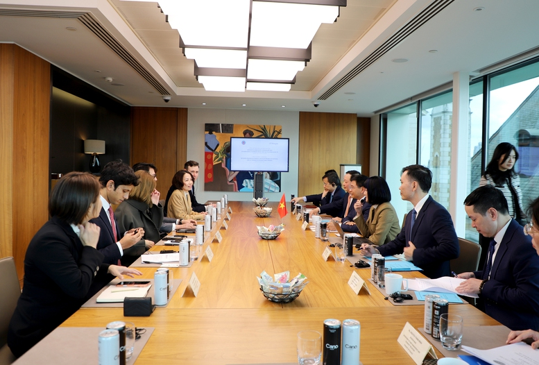 Bộ trưởng Bộ Tài chính Nguyễn Văn Thắng làm việc với ông Karl Yeh, Giám đốc điều hành phụ trách khối khách hàng định chế công và chính phủ khu vực châu Á - Thái Bình Dương của Ngân hàng JP Morgan vào ngày 28/10 tại Vương quốc Anh. (Ảnh: VGP)