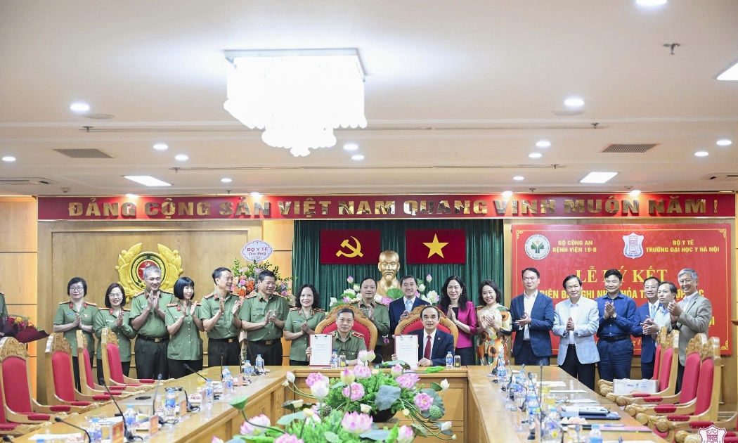 Lễ ký kết Thỏa thuận hợp tác và Hợp đồng nguyên tắc đào tạo thực hành giữa Trường Đại học Y Hà Nội và Bệnh viện 19-8, Bộ Công an. Ảnh: Tuấn Dũng.