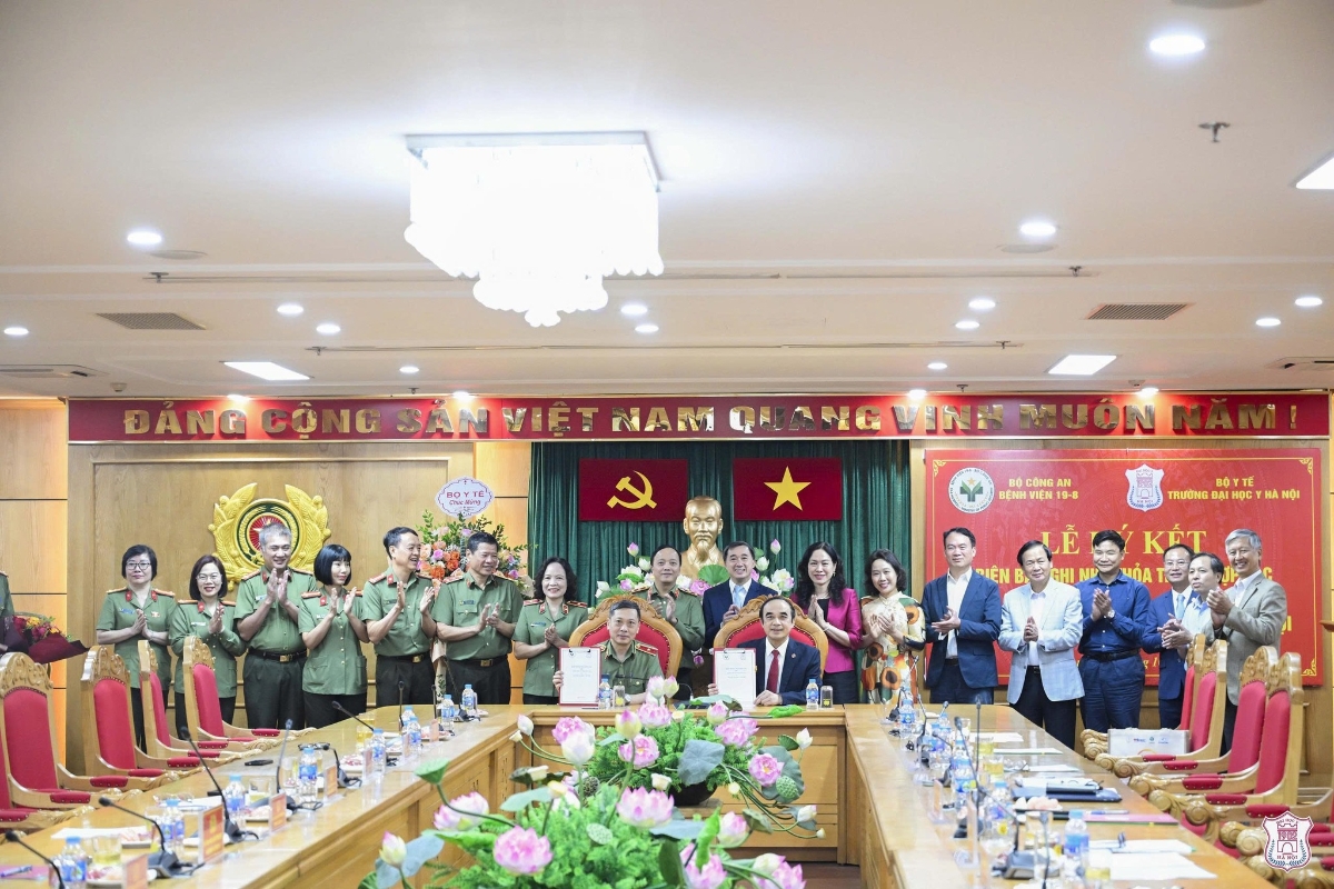 Lễ ký kết Thỏa thuận hợp tác và Hợp đồng nguyên tắc đào tạo thực hành giữa Trường Đại học Y Hà Nội và Bệnh viện 19-8, Bộ Công an. Ảnh: Tuấn Dũng.