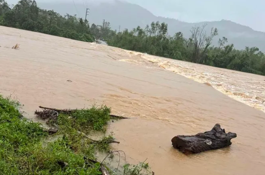 Ngày 31/10, theo thông tin từ UBND xã Kỳ Thượng mưa lớn kết hợp nước lũ từ thượng nguồn đổ về khiến nhiều tuyến đường trên địa bàn bị chia cắt nghiêm trọng. Hai cây cầu quan trọng là Bến Xắt và Nhà Cộ ngập sâu từ 1–2m, nước chảy xiết, đoạn ngập kéo dài khoảng 80–100m, làm 10 thôn của xã bị cô lập hoàn toàn. Chính quyền địa phương đã lập rào chắn, cắm biển cảnh báo, nghiêm cấm người dân qua lại để đảm bảo an toàn tính mạng.