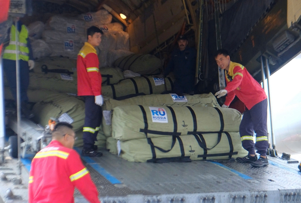 Dỡ lô hàng từ khoang máy bay.