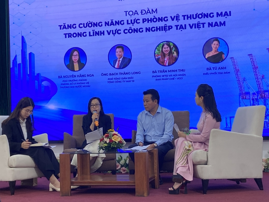 Các diễn giả trao đổi tại sự kiện.