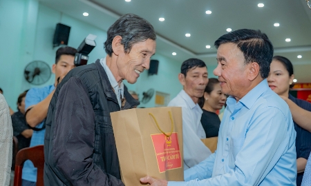 Thường trực Ban Bí thư Trần Cẩm Tú thăm hỏi, động viên người dân vùng lũ ở Huế