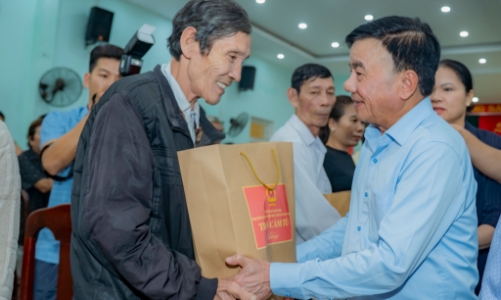 Thường trực Ban Bí thư Trần Cẩm Tú thăm hỏi, động viên người dân vùng lũ ở Huế