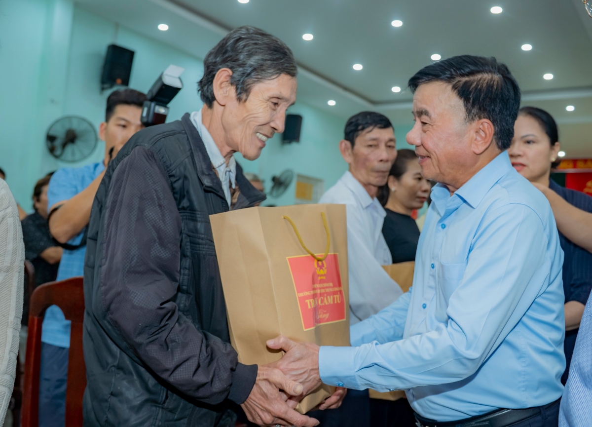 Thường trực Ban Bí thư Trần Cẩm Tú trao quà hỗ trợ cho các hộ dân bị thiệt hại do mưa lũ.