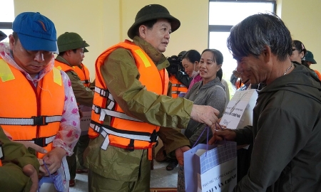 Phó Thủ tướng Mai Văn Chính động viên người dân vùng