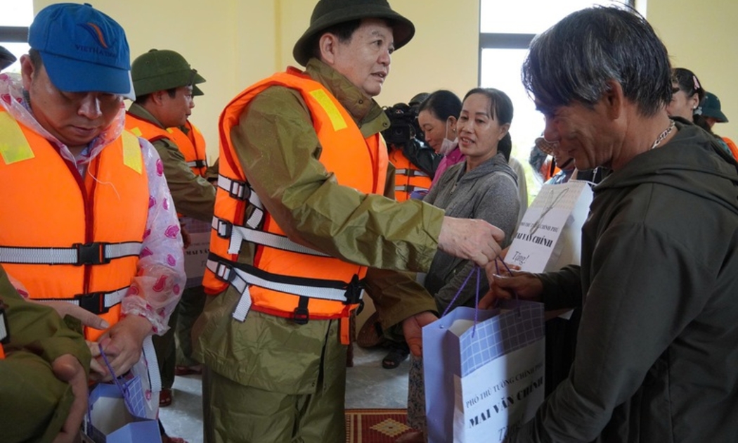 Phó Thủ tướng Mai Văn Chính động viên người dân vùng 