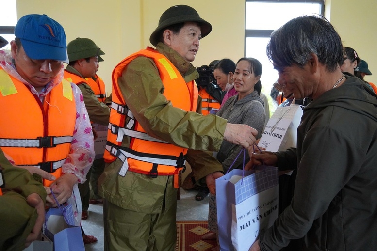 Phó Thủ tướng Mai Văn Chính động viên bà con đang tránh lũ