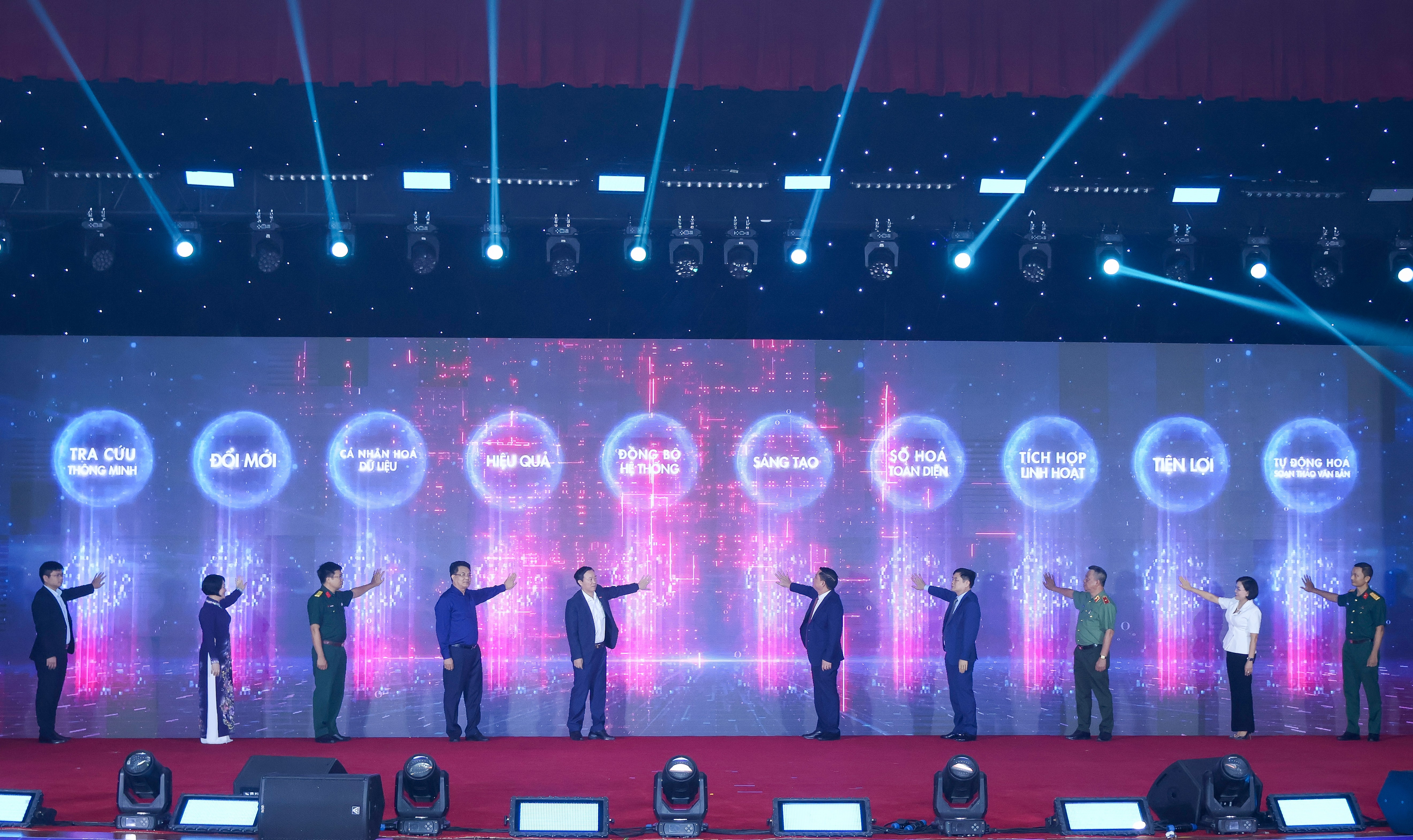 Các đại biểu thực hiện nghi thức công bố “Kiến trúc Dữ liệu tỉnh Hưng Yên”, bước tiến mới trong xây dựng chính quyền điện tử, tài liệu khung chiến lược đầu tiên được xây dựng bài bản, định hướng phát triển hạ tầng dữ liệu mở, liên thông từ cấp tỉnh đến cấp xã tại sự kiện ngày 29/10.