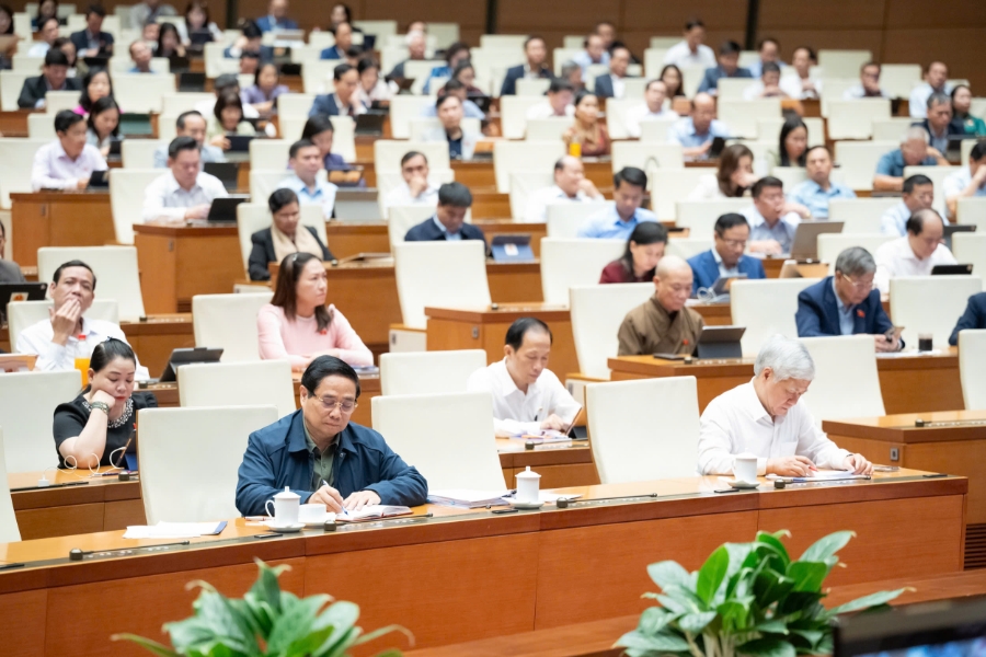 Thủ tướng Chính phủ Phạm Minh Chính, Chủ tịch Ủy ban Trung ương Mặt trận Tổ quốc Việt Nam Đỗ Văn Chiến cùng các đại biểu Quốc hội tại Phiên họp.