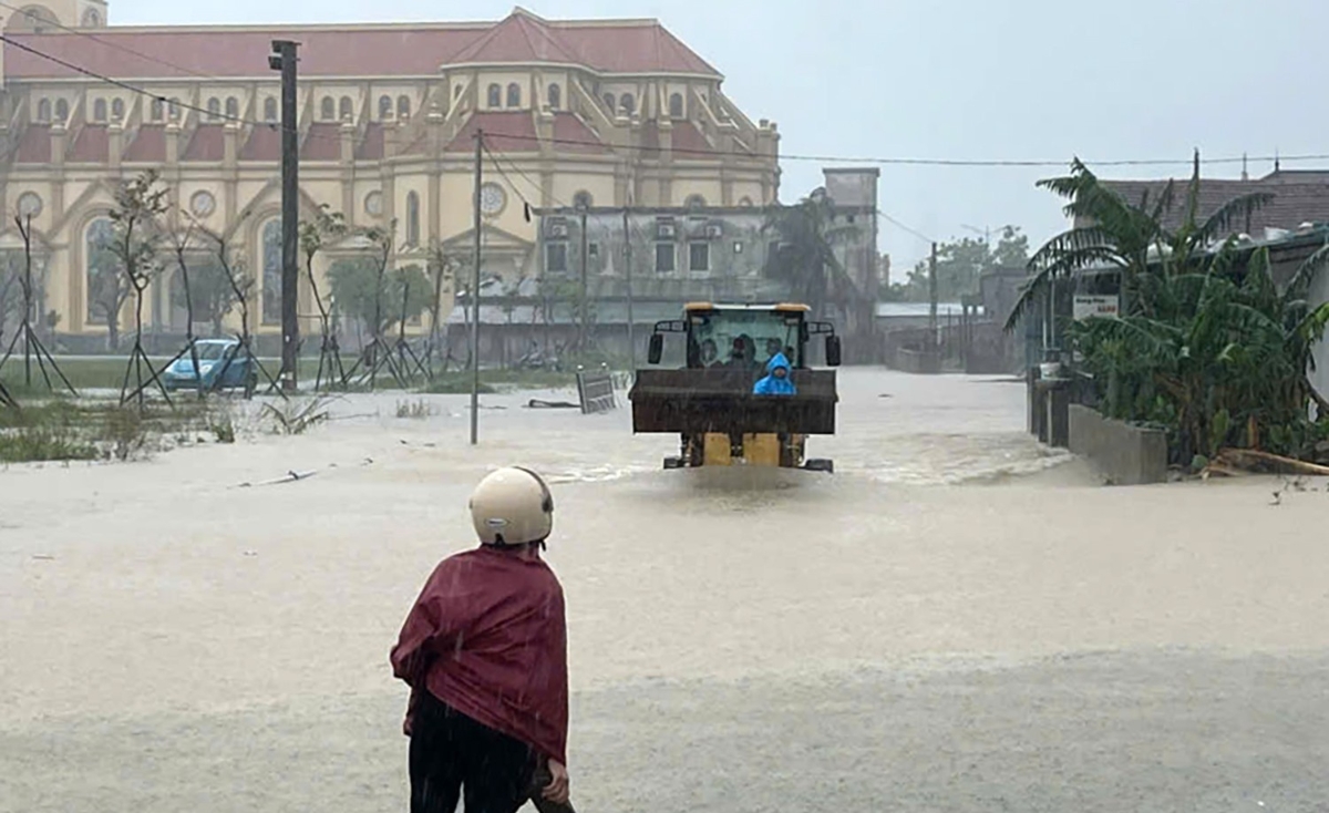 Tại phường Vũng Áng, qua rà soát có 146 hộ dân với hơn 330 nhân khẩu ở 4 tổ dân phố gồm Trường Yên, Trường Phú, Cảnh Trường và Tây Yên nằm trong vùng có nguy cơ ngập lụt nguy hiểm. Ngay từ đầu giờ chiều 30/10, chính quyền phường đã huy động toàn bộ hệ thống chính trị về tận cơ sở để tuyên truyền, vận động người dân di dời đến nơi cao ráo, an toàn.