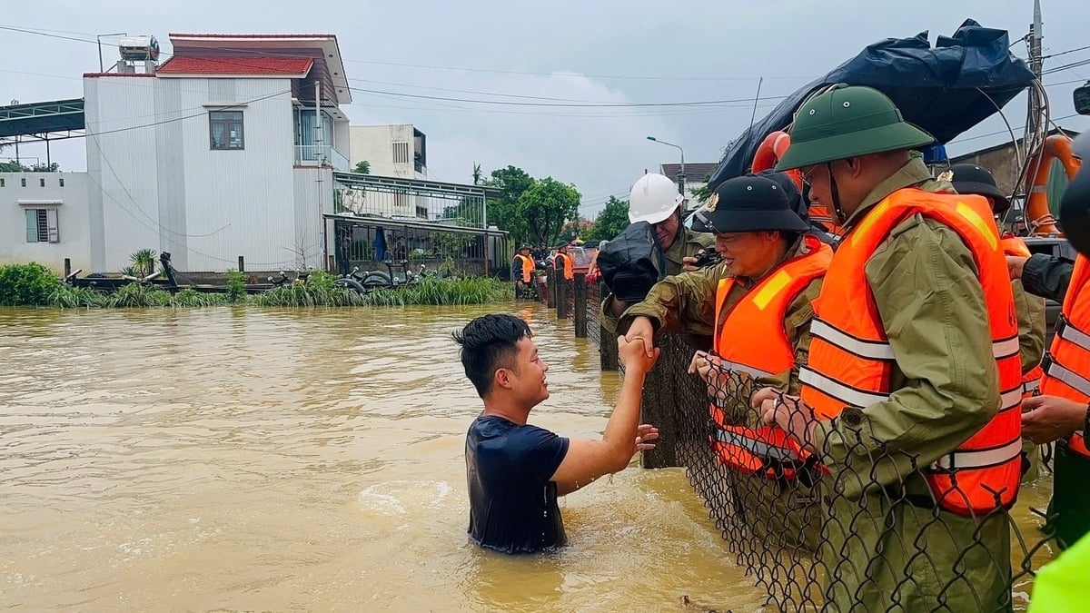 Phó Thủ tướng Trần Hồng Hà vào vùng lũ thăm hỏi và động viên bà con ở phường Điện Bàn Đông, Đà Nẵng.