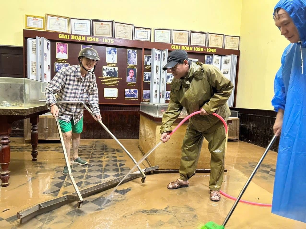 Bùn đất lênh láng khắp nơi