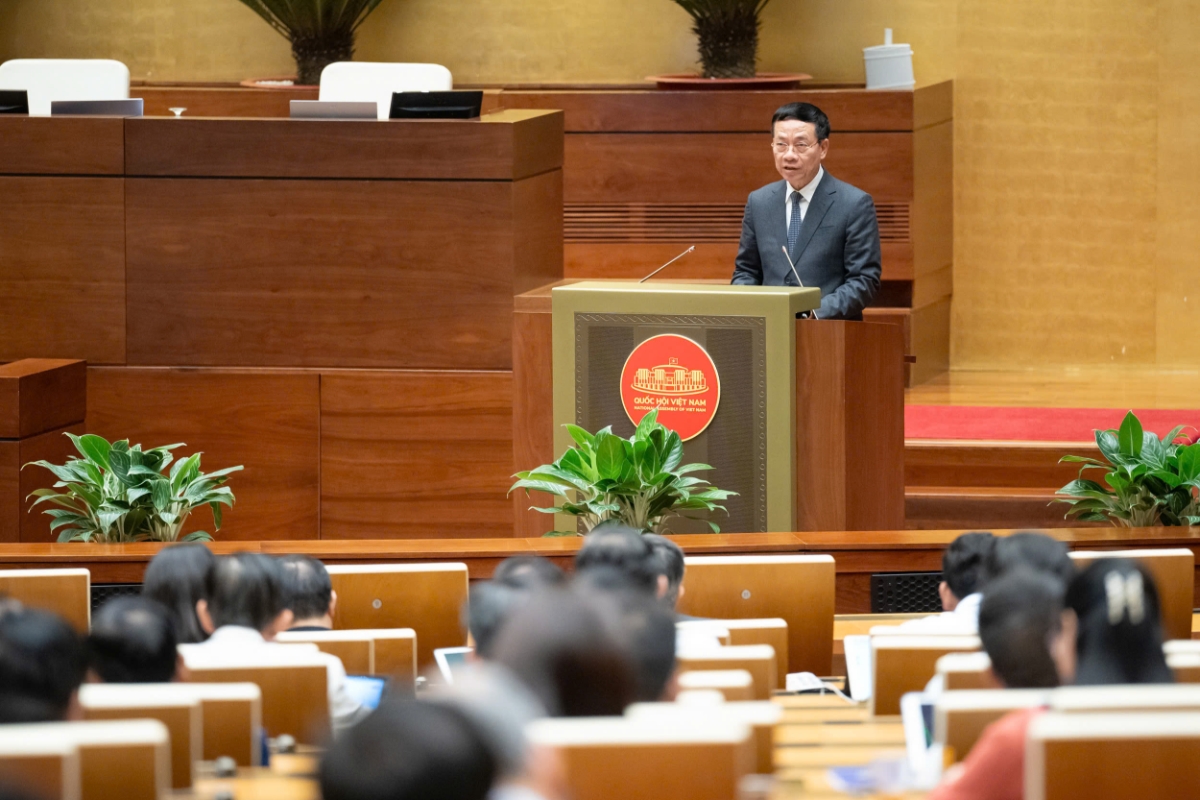 Bộ trưởng Bộ Khoa học và Công nghệ  Nguyễn Mạnh Hùng, tại Kỳ họp thứ 10, Quốc hội khóa XV, ngày 31/10. 