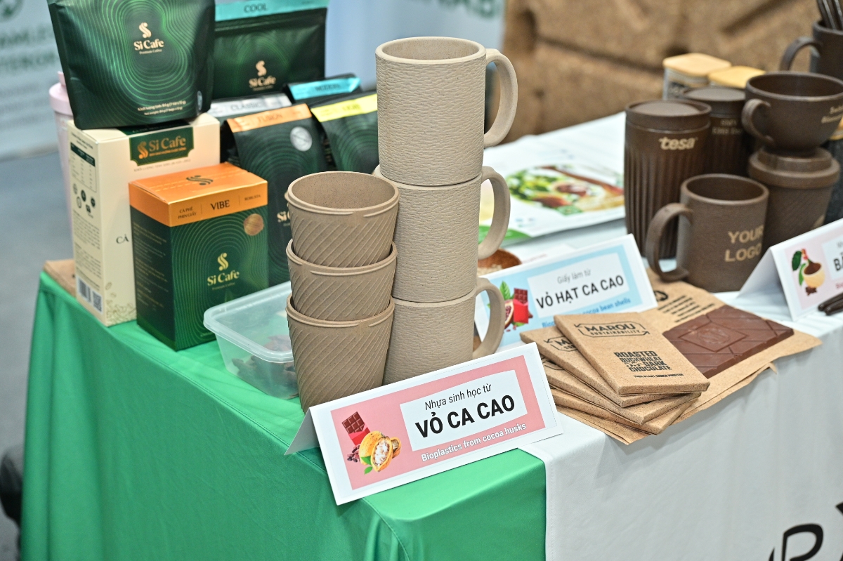 Một số vật liệu sinh học được Helvetas giới thiệu tại Coffee Expo 2025.
