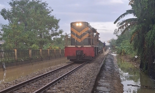 Đường sắt Bắc – Nam qua Huế thông tuyến sau 3 ngày bị ách tắc do mưa lũ