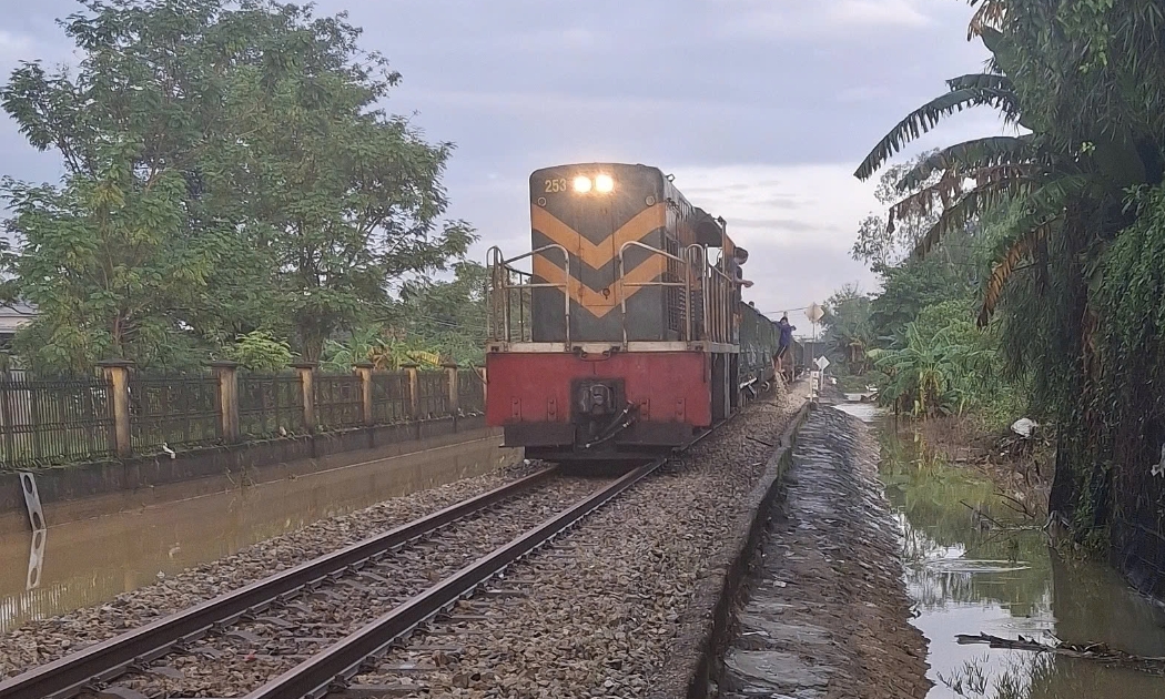 Đường sắt Bắc – Nam qua Huế thông tuyến sau 3 ngày bị ách tắc do mưa lũ