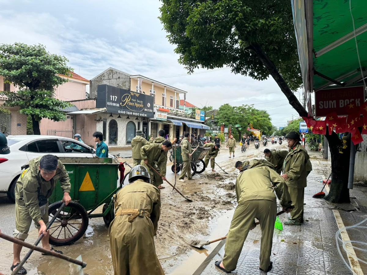 Bùn đất phủ kín mặt đường sau lũ khiến công tác vệ sinh mất nhiều thời gian
