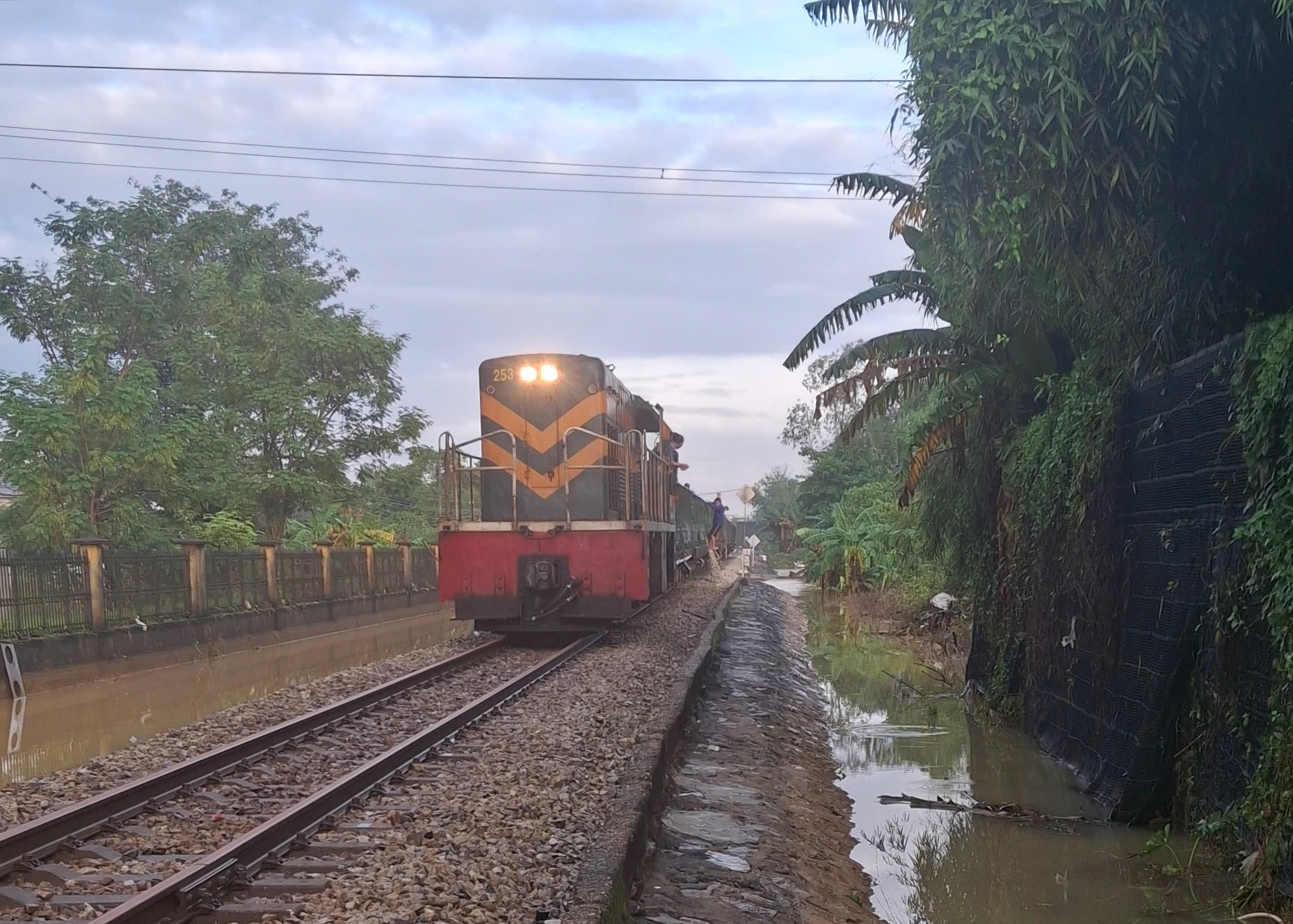 Thông tuyến đường sắt Bắc Nam qua TP Huế. Ảnh: VNR