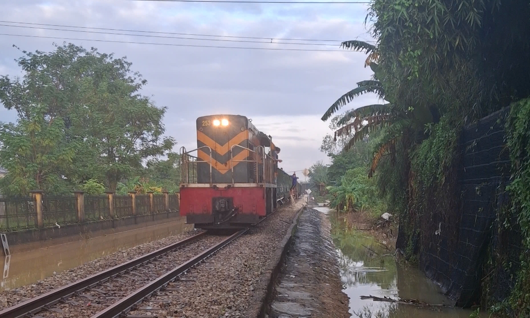 Thông tuyến đường sắt Bắc Nam qua TP Huế. Ảnh: VNR