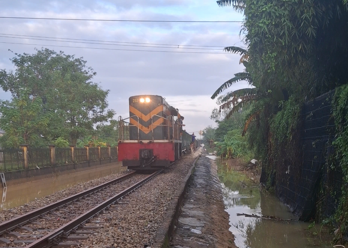 Thông tuyến đường sắt Bắc Nam qua TP Huế. Ảnh: VNR