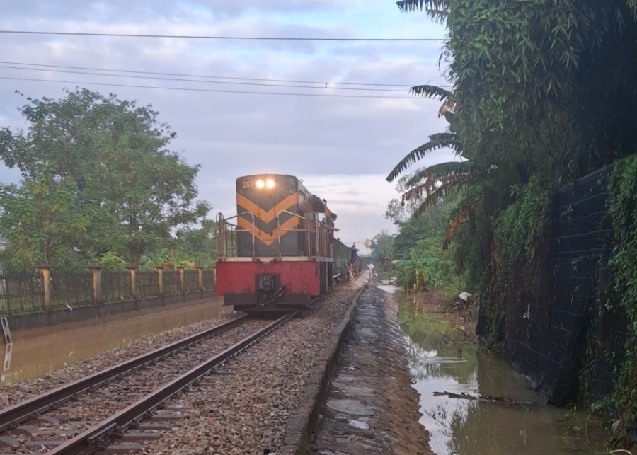 Thông tuyến đường sắt Bắc Nam qua TP Huế. Ảnh: VNR