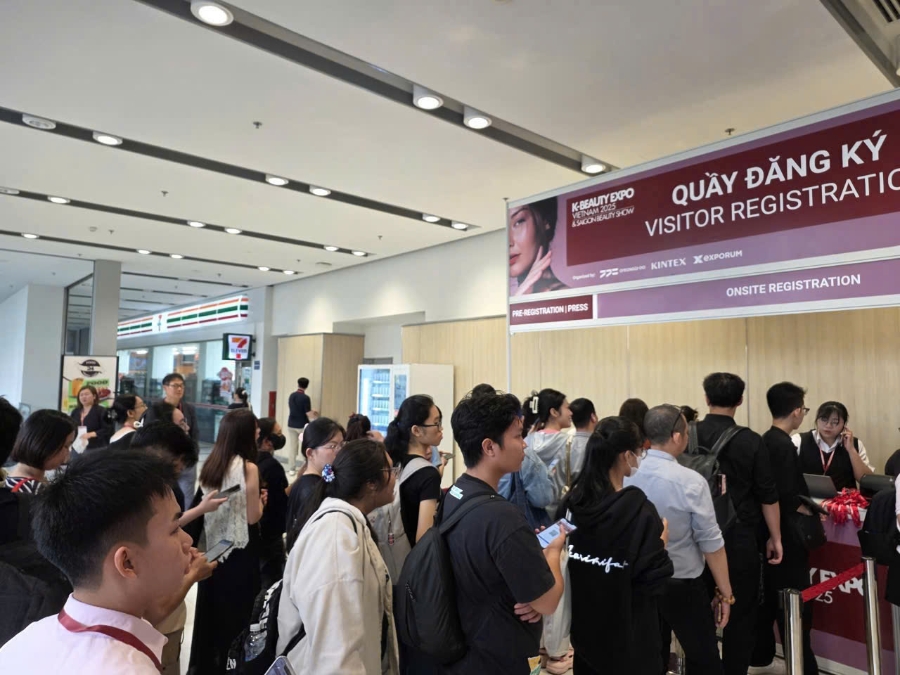 Đông đảo người dân tới đăng ký tham quan triển lãm.