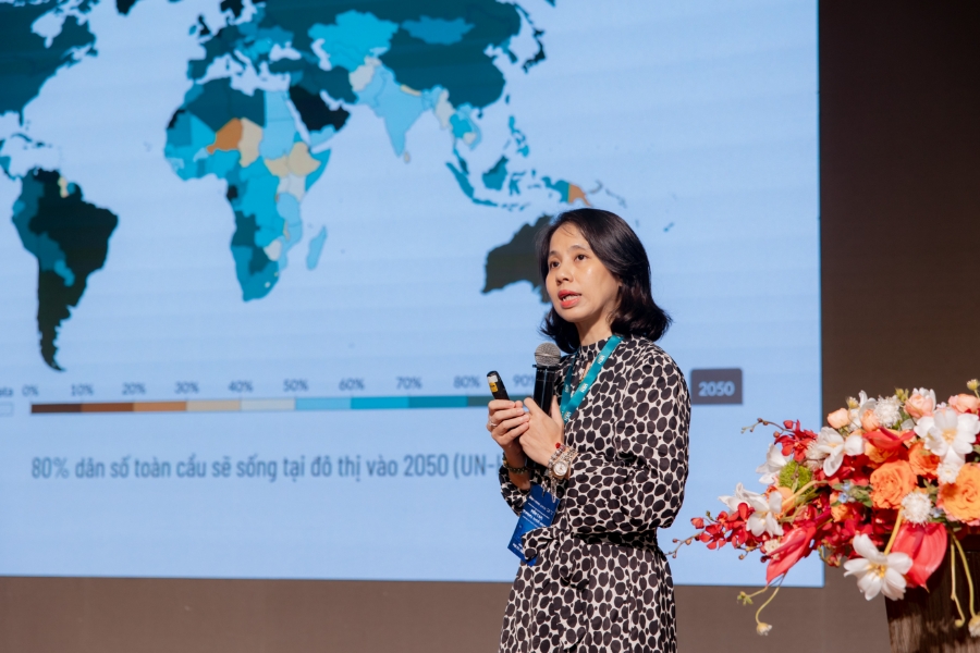 PGS.TS. Trịnh Tú Anh - Viện trưởng Viện Đô thị thông minh và Quản lý thuộc Đại học UEH, trình bày chiến lược “Xây dựng thành phố thông minh bền vững, ưu tiên con người, tận dụng công nghệ". Ảnh: UEH.