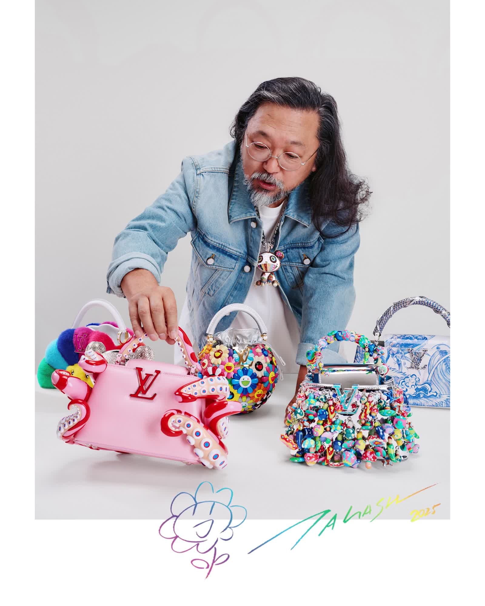 Murakami  đang sắp đặt các tác phẩm thời trang của mình.