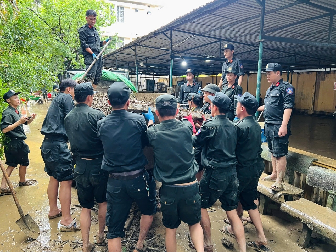 Chung tay dọn dẹp môi trường sau mưa lũ