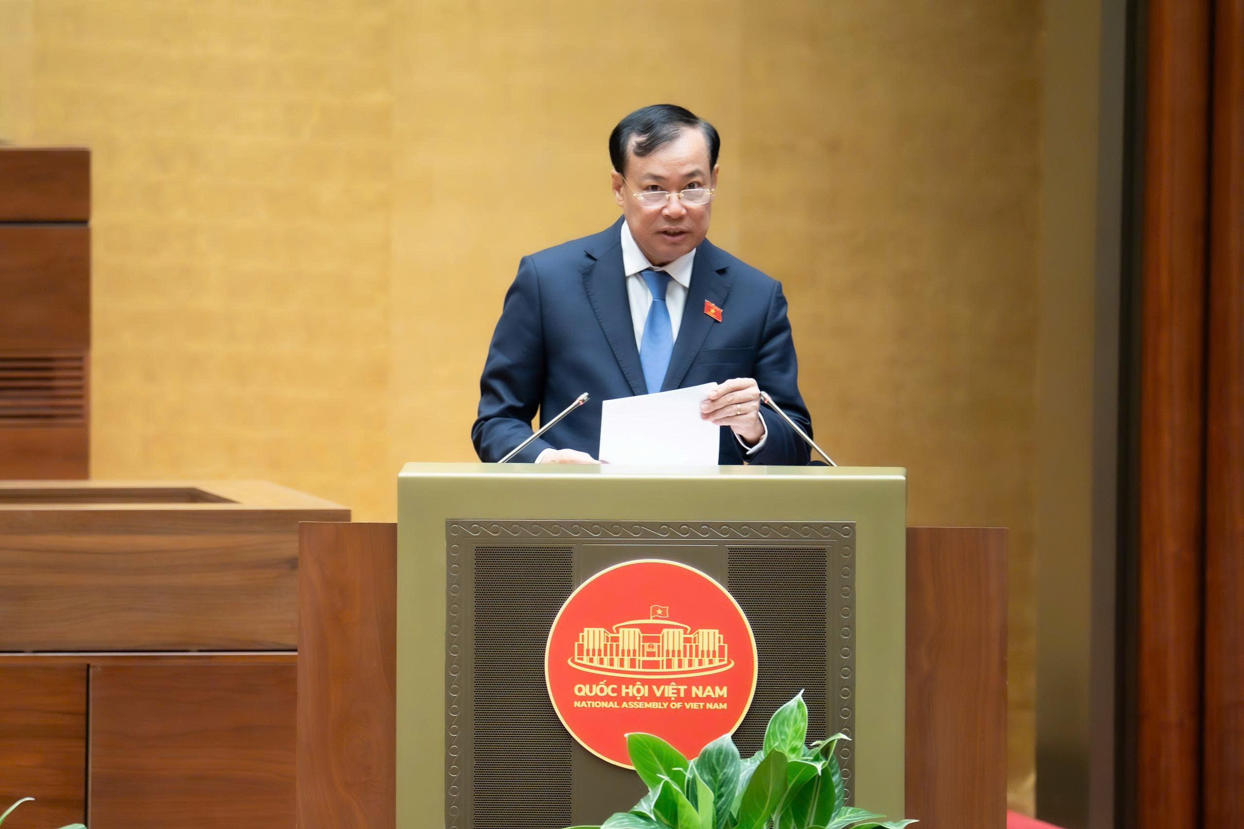 Chủ nhiệm Ủy ban Quốc phòng, An ninh và Đối ngoại, Thượng tướng Lê Tấn Tới trình bày báo cáo thẩm tra Dự án Luật An ninh mạng. 