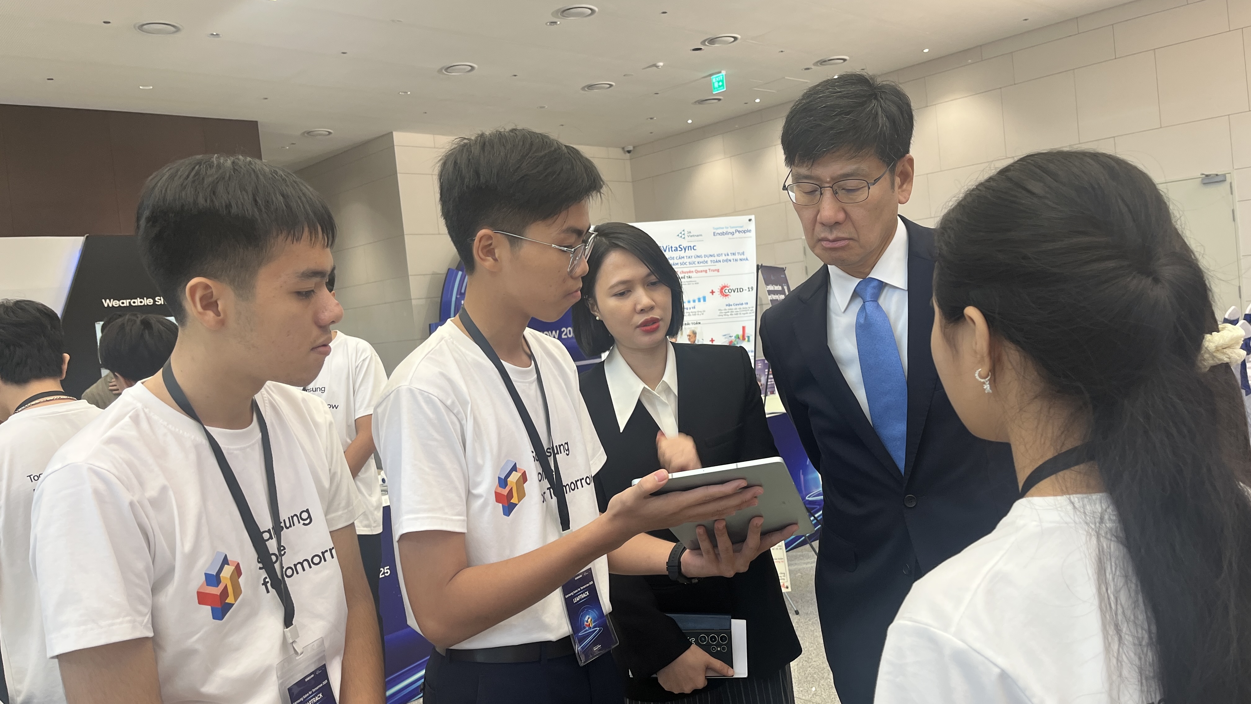 Ông Na Ki Hong, Tổng Giám đốc Samsung Việt Nam lắng nghe phần trình bày của các đội thi.