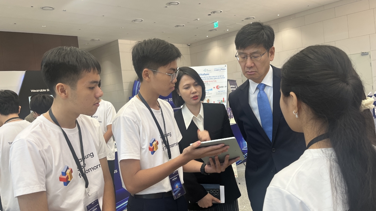 Ông Na Ki Hong, Tổng Giám đốc Samsung Việt Nam lắng nghe phần trình bày của các đội thi.&nbsp;