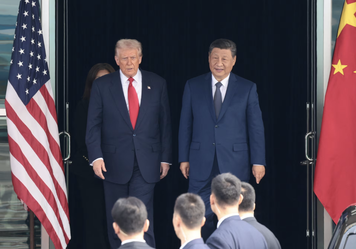 Tổng thống Mỹ Donald Trump (trái) và Chủ tịch Trung Quốc Tập Cận Bình tại Busan, Hàn Quốc ngày 30/10 - Ảnh: Reuters.