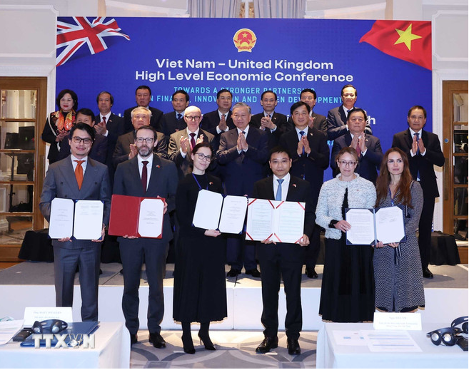 Tổng Bí thư Tô Lâm chứng kiến lễ ký thoả thuận hợp tác giữa hai nước. Ảnh: TTXVN