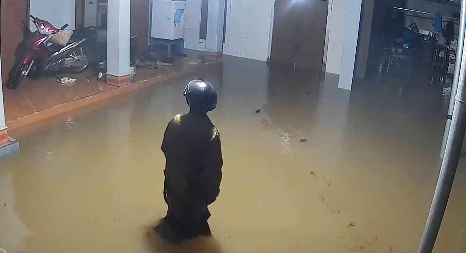 Khoảng 3–4h sáng 31/10, nước dâng nhanh khiến nhiều hộ dân trở tay không kịp, các khu vực tổ dân phố 3, Tân Hà (phường Sông Trí) và Liên Phú, Lê Lợi, Nhân Thắng (phường Hoành Sơn) bị ngập cục bộ.