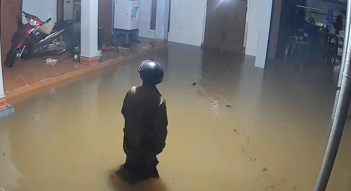 Khoảng 3–4h sáng 31/10, nước dâng nhanh khiến nhiều hộ dân trở tay không kịp, các khu vực tổ dân phố 3, Tân Hà (phường Sông Trí) và Liên Phú, Lê Lợi, Nhân Thắng (phường Hoành Sơn) bị ngập cục bộ.